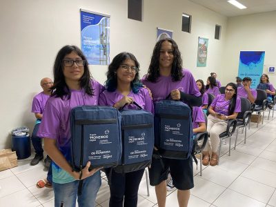 Alunos do Programa Pioneiros recebem kits com mochila, garrafa e camiseta em visita à Águas Guariroba