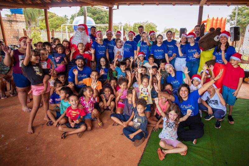 Voluntários adotam cartinhas e doam 180 presentes de Natal para crianças do Jardim Inápolis